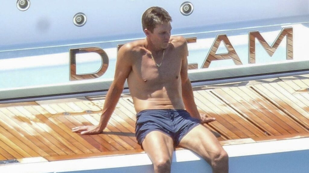 Tom Brady celebra el cumpleaños del 4 de julio y su madre en Ibiza con una ducha humeante