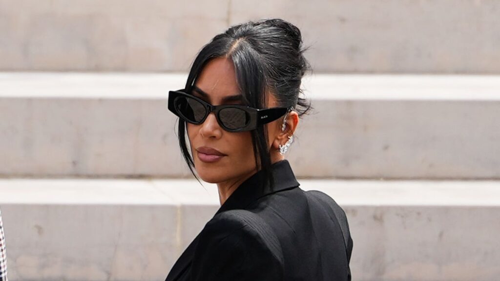 Kim Kardashian rinde homenaje emocional a un amigo de la infancia tardío