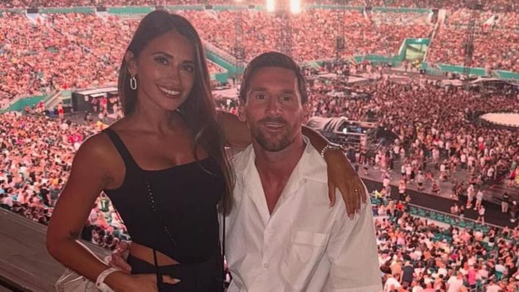 Lionel Messi se sonroja mientras él y Antonela Roccuzzo se atrapan en la cámara de besos en el concierto de Miami de Coldplay