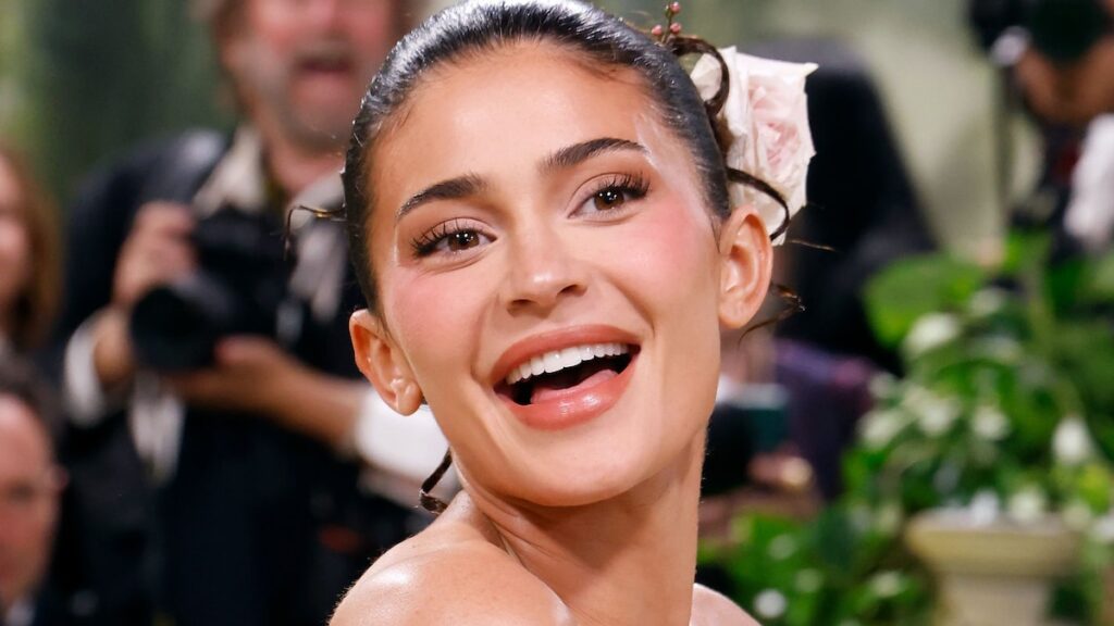 Kylie Jenner muestra micro bikini, aretes de oro y alimentos básicos brasileños en el yate en Grecia