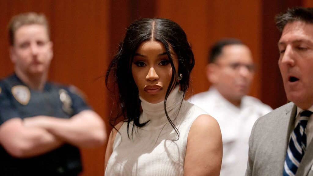Cardi B está siendo demandado por su infame incidente de lanzamiento de micrófono en Las Vegas