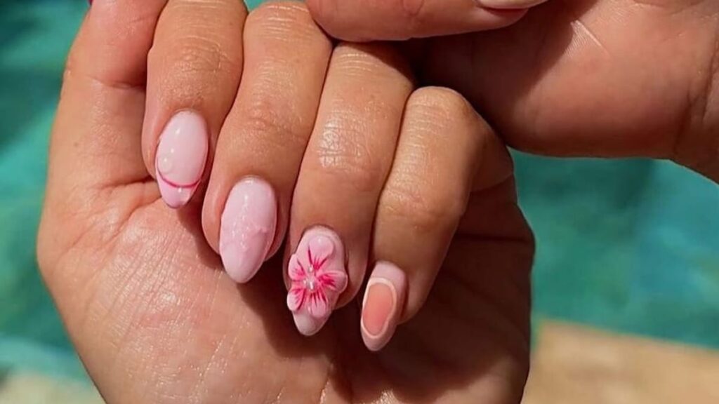 8 ideas de manicura para llevar la playa a la mano