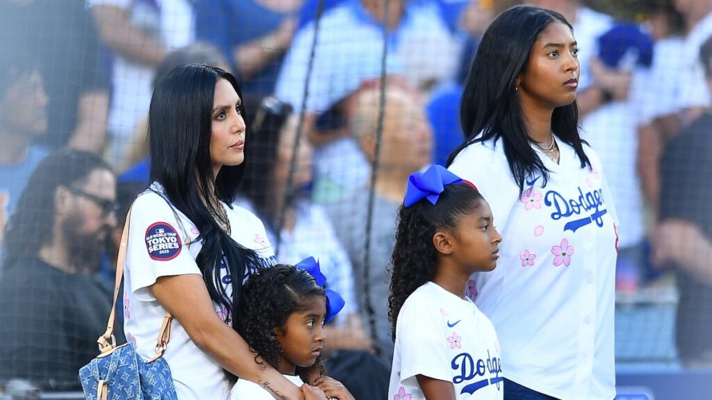 Vanessa Bryant y sus chicas honran a Kobe con los Dodgers