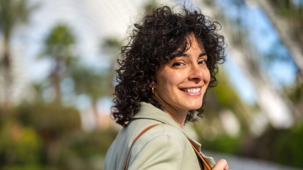 Los mejores cortes de cabello para cabello corto y rizado por forma de cara