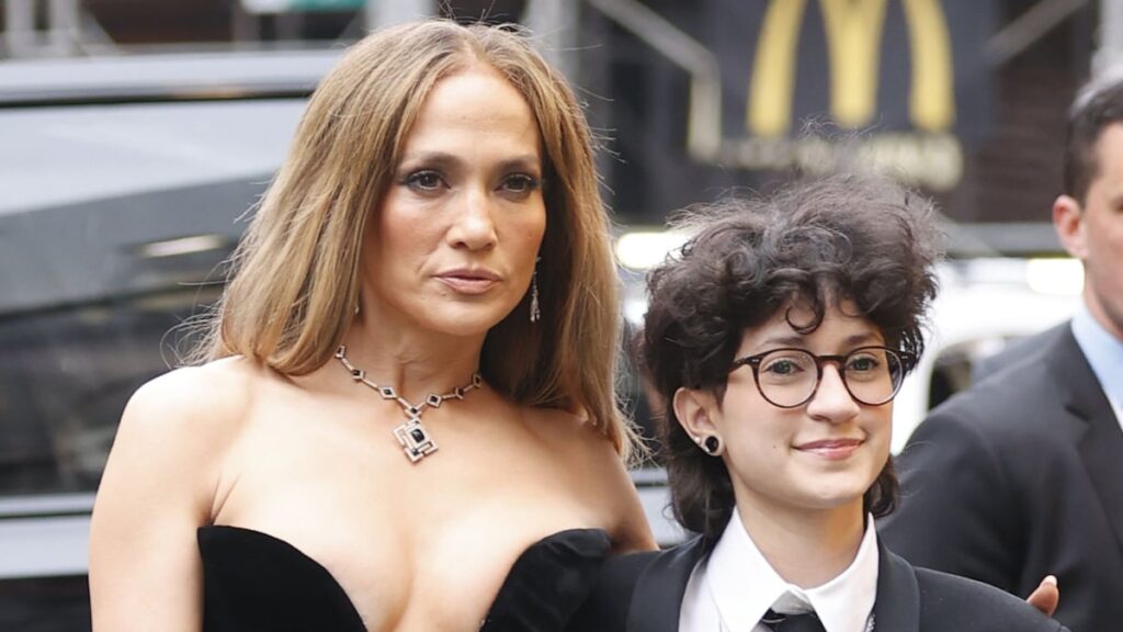 Jennifer López trae glamour sin esfuerzo a la celebración familiar con Emme en Malibu