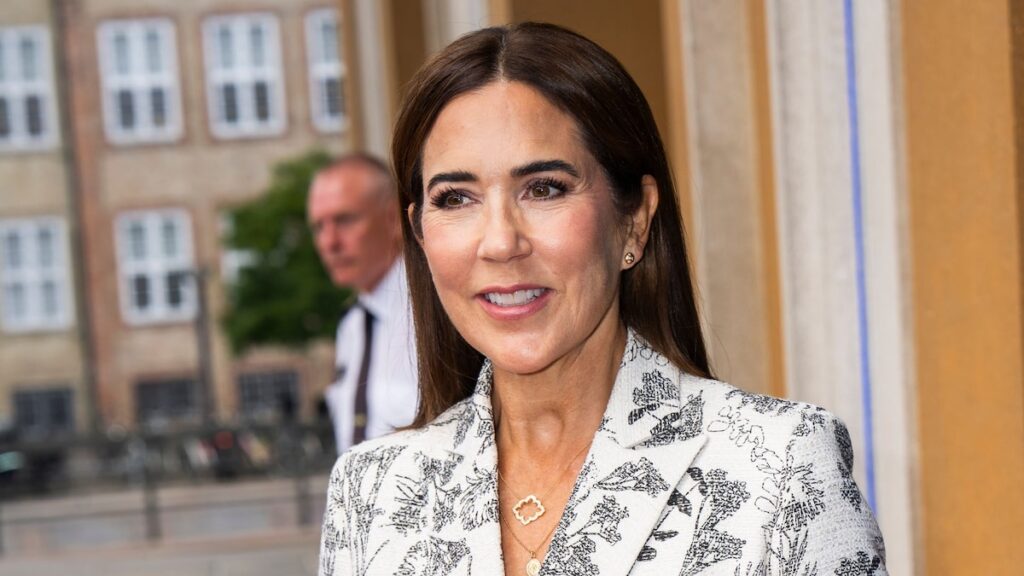 Queen Mary brilla con un traje bordado floral en la exposición de Copenhague