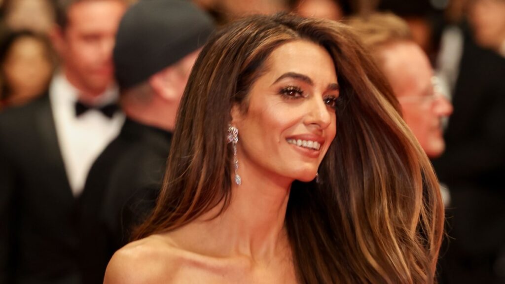 Amal Clooney está oficialmente listo para el otoño con un color de cabello cálido y cálido: ver fotos