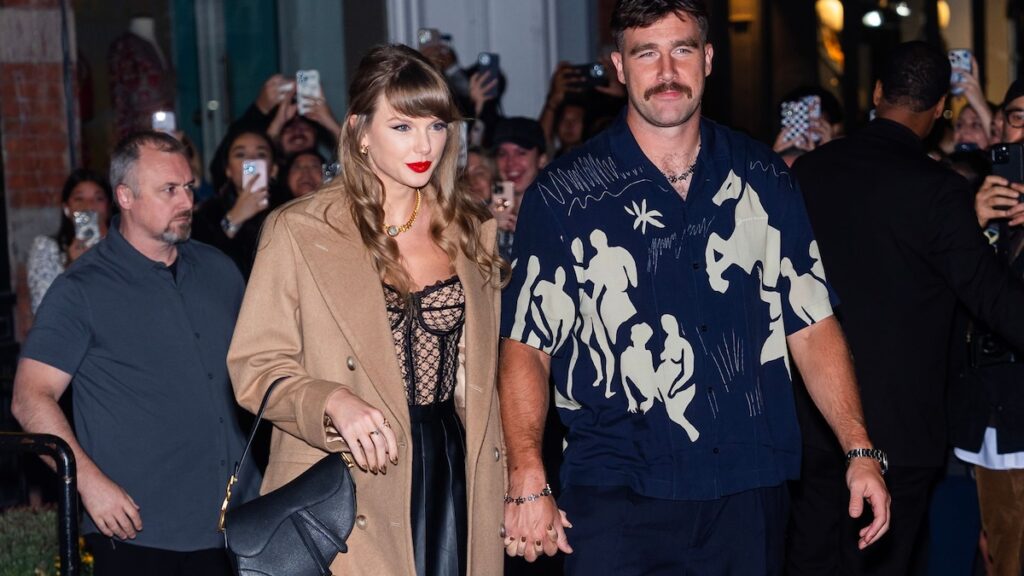 Taylor Swift y Travis Kelce hacen su primera aparición pública desde que se comprometieron Taylor Swift y Travis Kelce hacen su primera aparición pública desde que se comprometieron