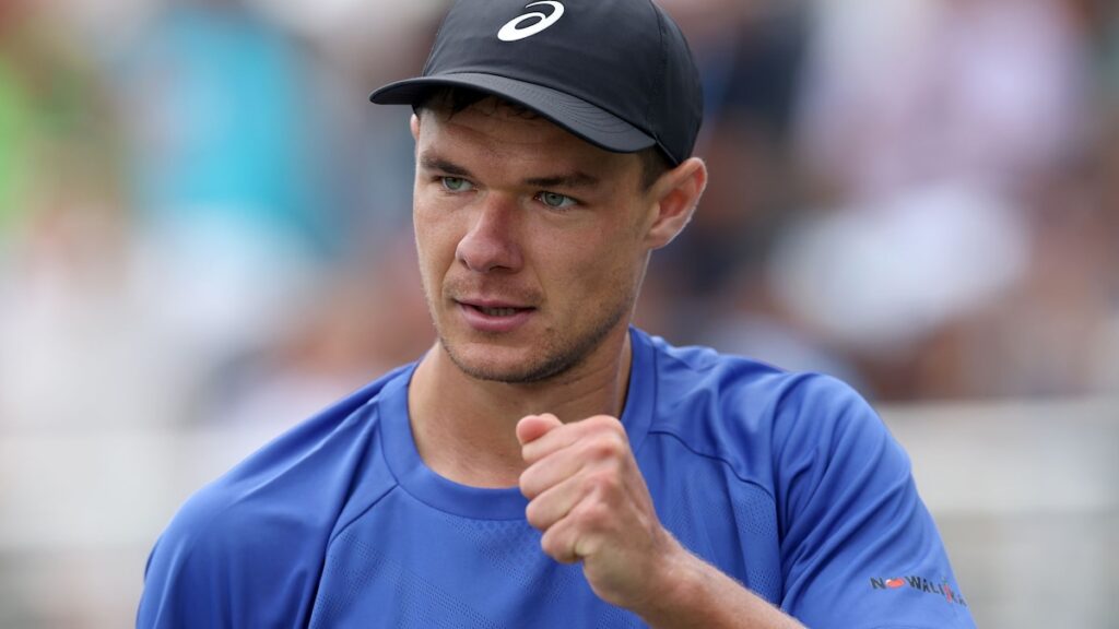La estrella de tenis Kamil Majchrzak responde después de que el hombre adulto roba el sombrero que le regaló a Young Fan La estrella de tenis Kamil Majchrzak responde después de que el hombre adulto roba el sombrero que le regaló a Young Fan