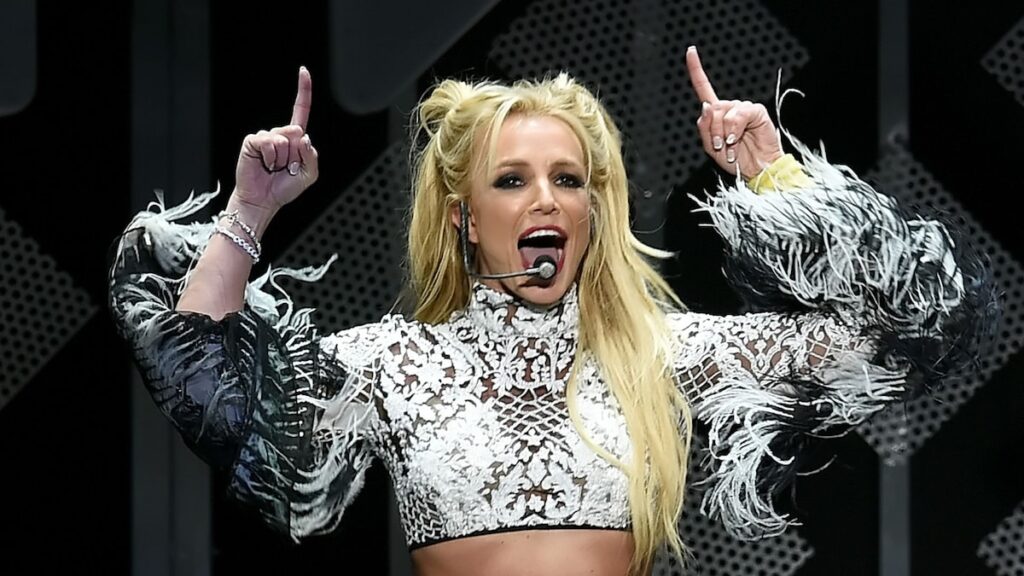 Britney Spears muestra emoción mientras baila con la canción de Justin Timberlake mientras está en un yate