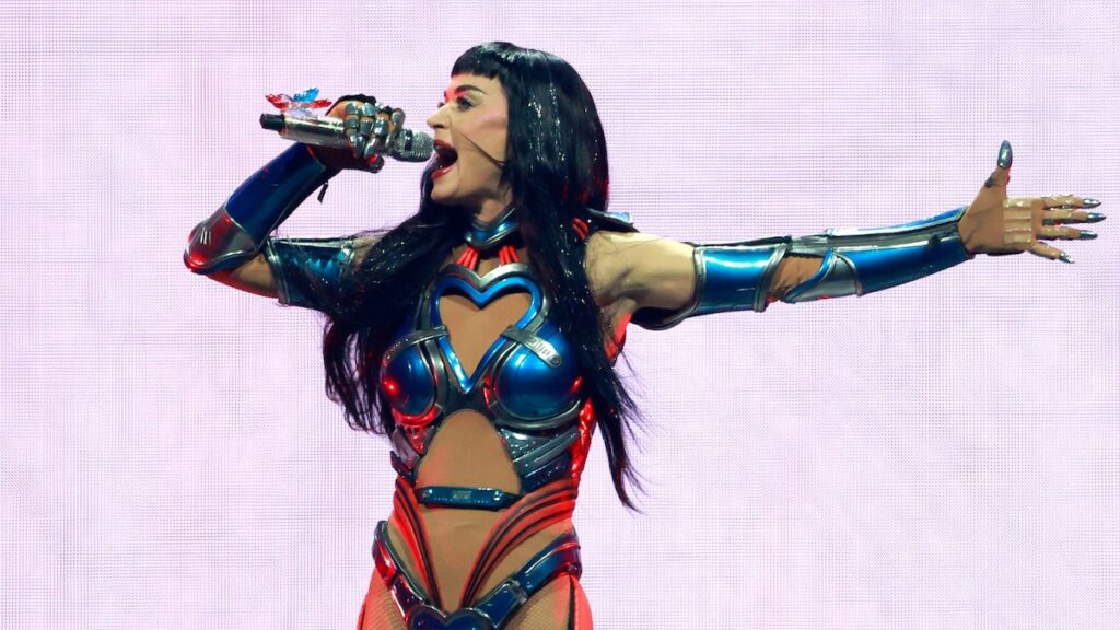 Katy Perry se ve nerviosa en botas de fabricación mexicana para su show en Nashville