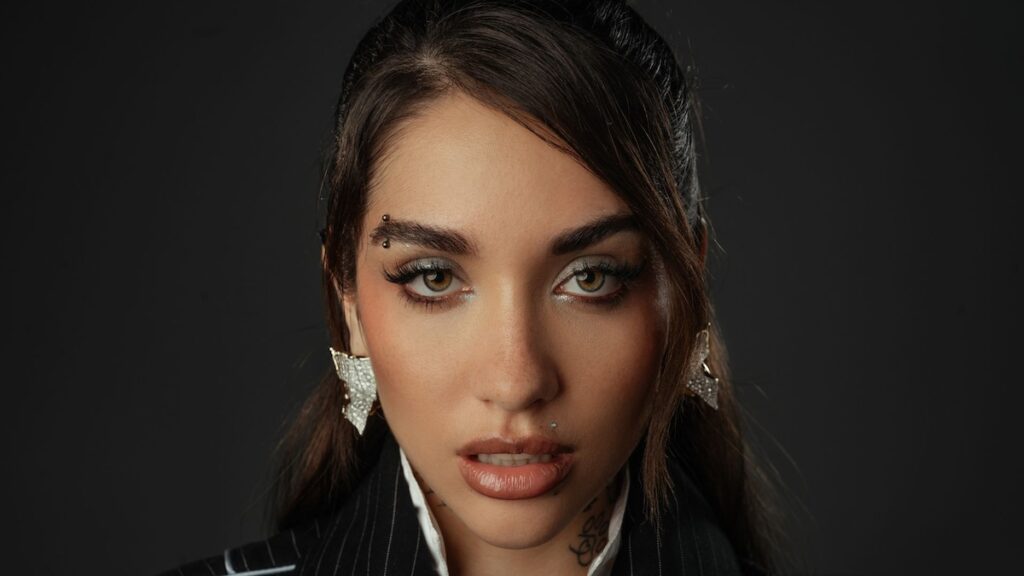 Maria Becerra vende 85,000 asientos en el regreso río