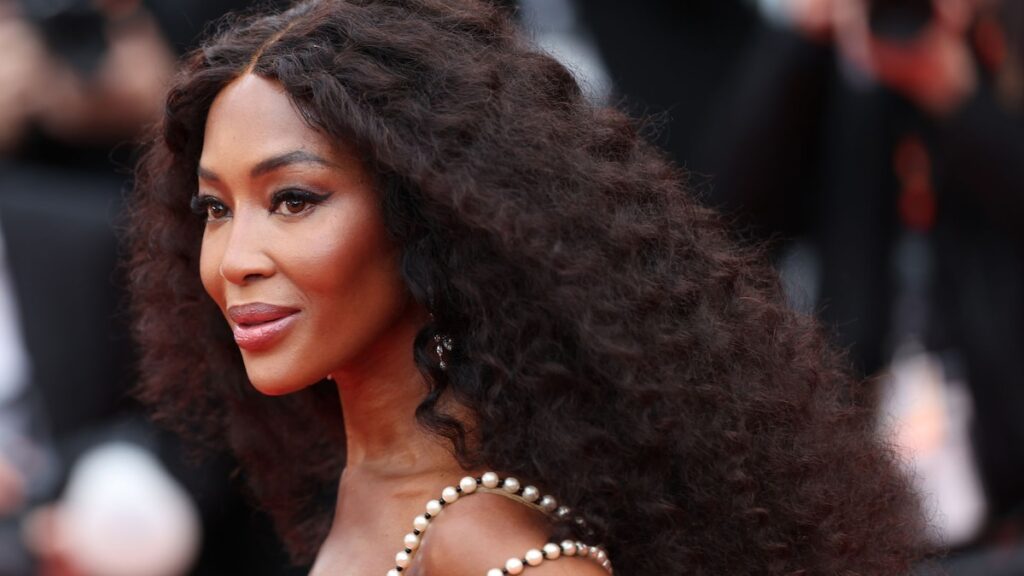 Naomi Campbell, de 55 años, aparece el calor en Ibiza en bikini de cuerda rosa y joyas de declaración