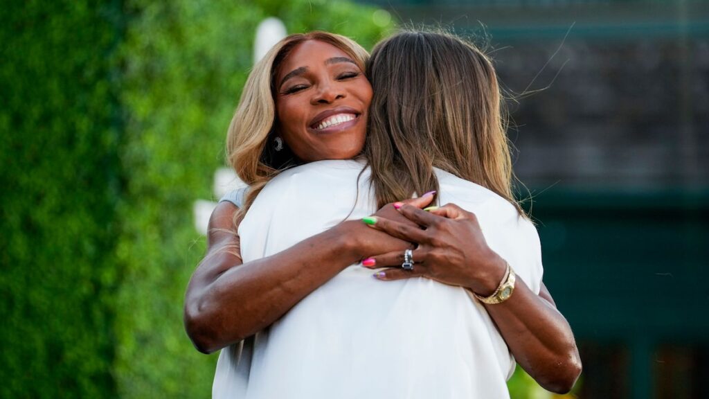 Serena Williams hace una aparición sorpresa cuando Maria Sharapova es incluida en el Salón de la Fama del Tenis