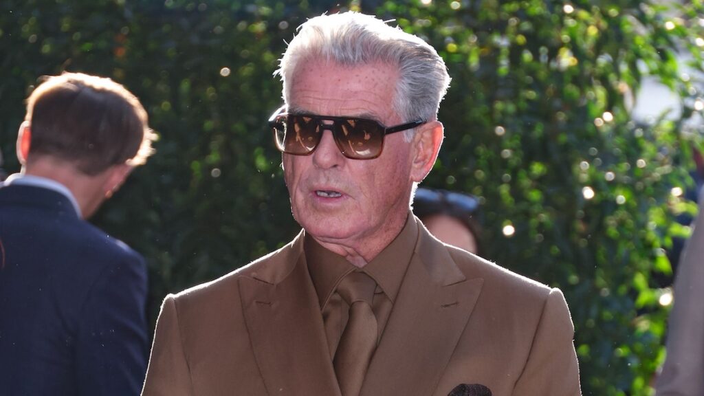 Pierce Brosnan posa con orgullo con su hijo Dylan, de 28 años, y su nieta Isabella, de 26 años