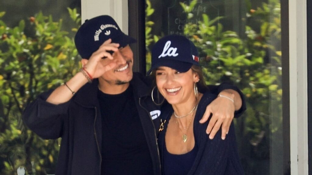 Jessica Alba y Danny Ramírez comparten un beso y atuendos a juego en una nueva salida