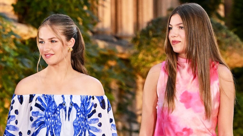 Las hermanas Princess Leonor e Infanta Sofía debutan elegantes en la recepción del palacio en Palma de Mallorca