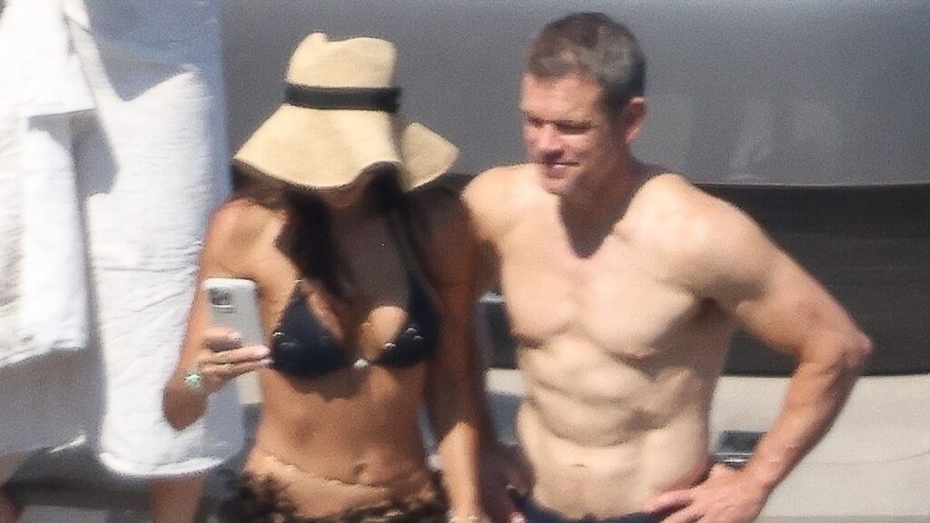 Matt Damon y su esposa Luciana Barroso hacen alarde de sus figuras esbeltas en Ibiza