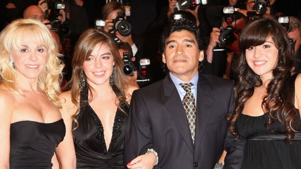 Hijas y ex hostor de anfitriones a través de sus lugares más famosos