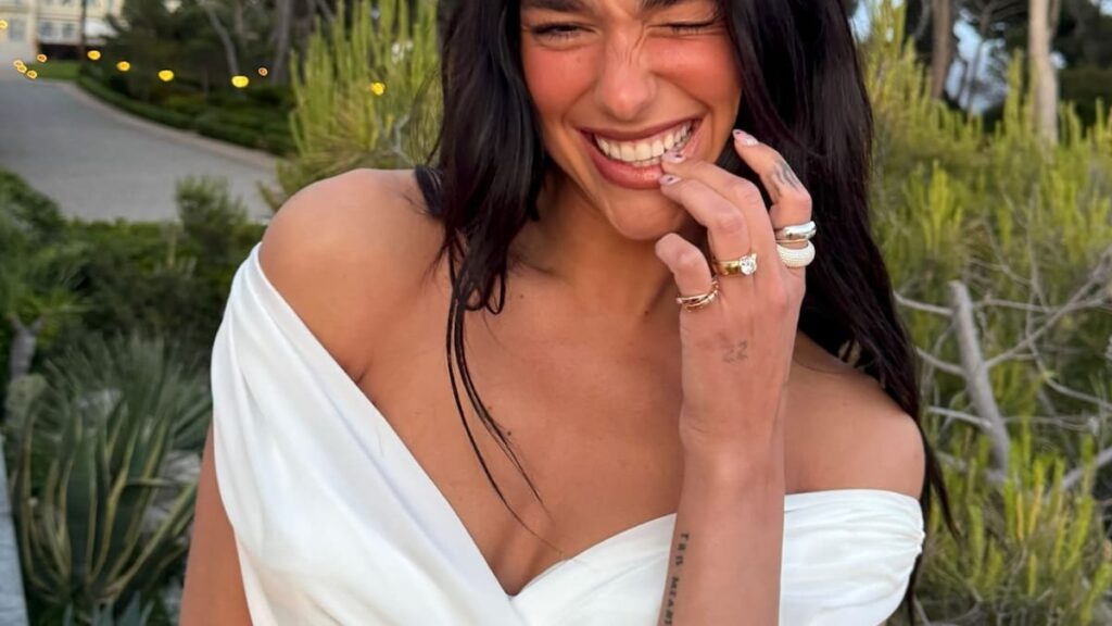 Dua Lipa celebra su 30 cumpleaños con sexy vestido transparente