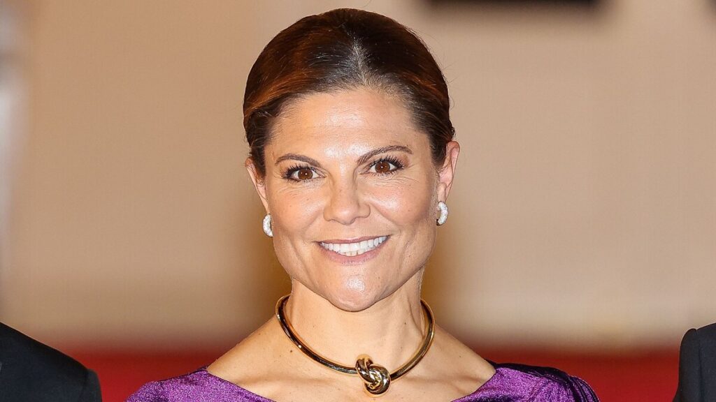 Crown Princess Victoria REWEARS Vestido rosa elegante con un toque metálico audaz y joyas de declaración