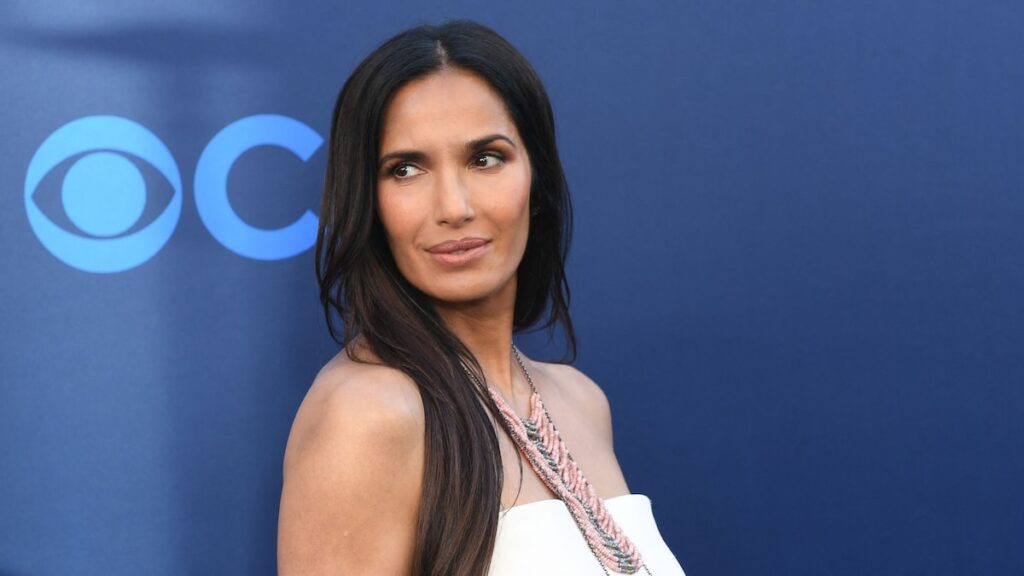 Padma Lakshmi declaró un ‘tesoro nacional’ de los fanáticos después de chisporrotear en bikini rosa fuerte