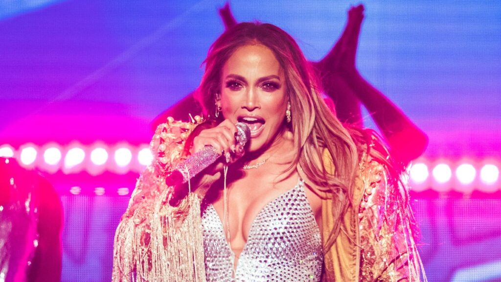 El momento aterrador en el escenario de Jennifer López tiene a los fanáticos conteniendo la respiración (ver video)