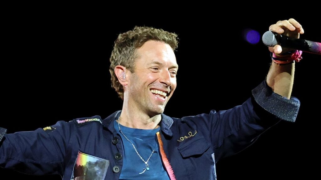 Chris Martin mantiene la cámara de beso coldplay