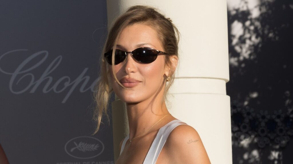 Falda amarilla de mantequilla de Bella Hadid y cabello rubio grito verano