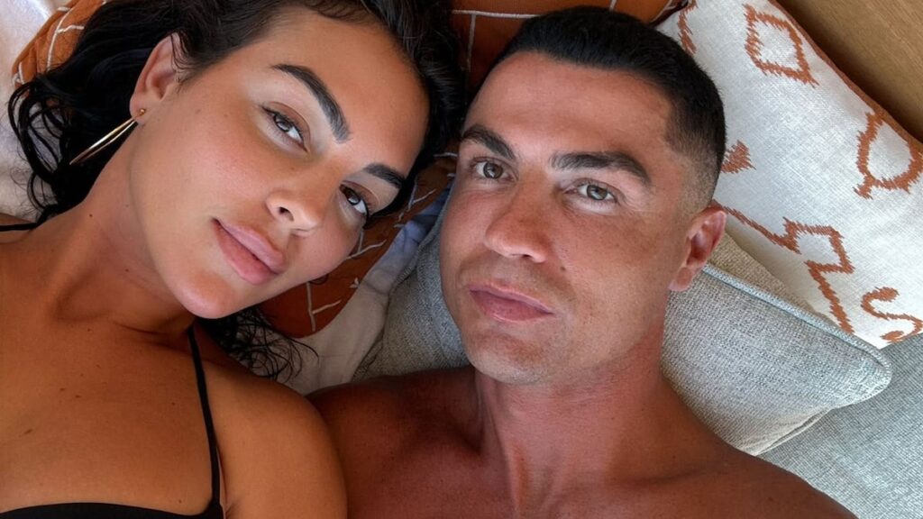 Georgina Rodríguez hace alarde de su anillo de compromiso de $ 6 millones en una nueva foto con Cristiano Ronaldo Georgina Rodríguez hace alarde de su anillo de compromiso de $ 6 millones en una nueva foto con Cristiano Ronaldo