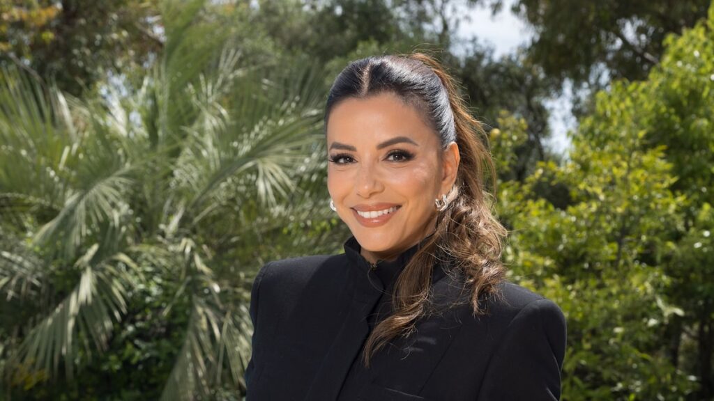 Eva Longoria muestra sus abdominales tonificados y las piernas delgadas en un bikini de cuerda negra