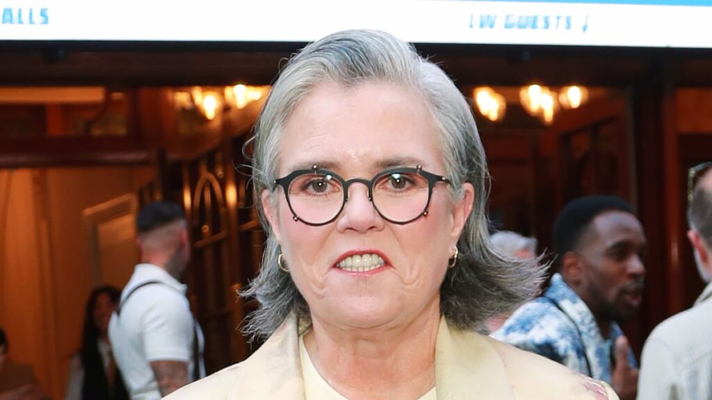 Rosie O’Donnell admite que todavía no está acostumbrada a su ‘nuevo cuerpo más pequeño’ después de la pérdida de peso drástica