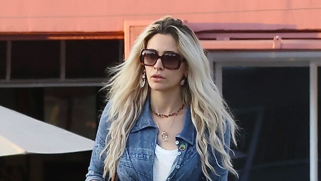 Paris Jackson usa un atuendo de boho despreocupado mientras está con su cachorro