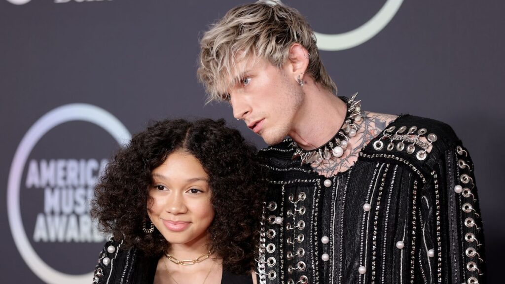 Machine Gun Kelly sorprende a la hija de 16 años, Casie, con el auto de sus sueños, pero establece una regla