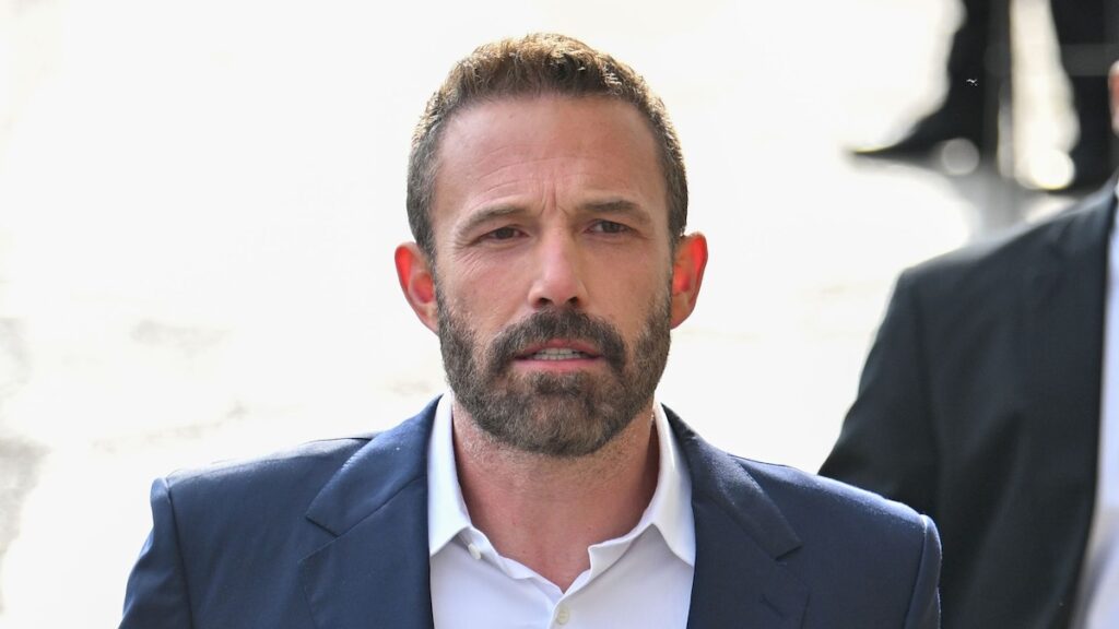 Ben Affleck y su perro crucero con estilo en un auto clásico restaurado
