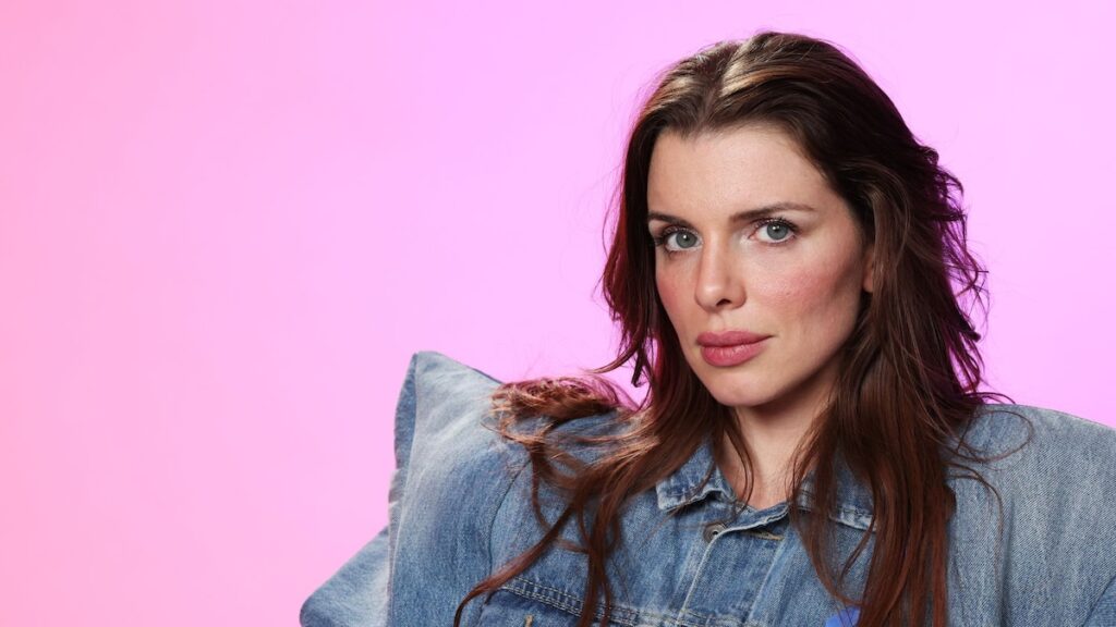 Julia Fox al arrepentirse de la cirugía plástica y el envejecimiento