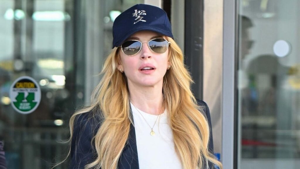 Lindsay Lohan clava el estilo mamá-chic mientras se apodera en Nueva York con su familia