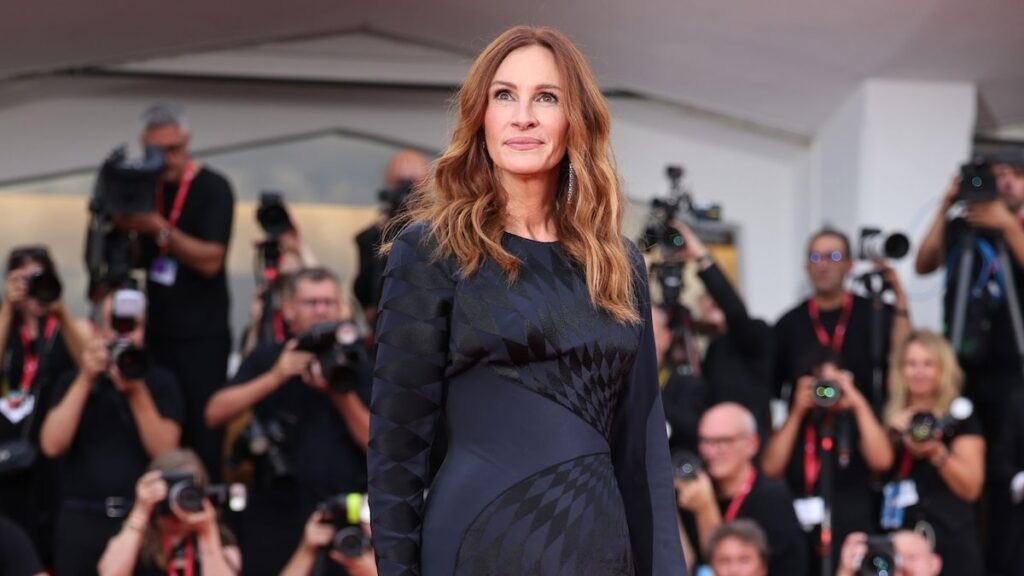 Julia Roberts aturde mientras hace su debut en la alfombra roja del Festival de Cine de Venecia Julia Roberts aturde mientras hace su debut en la alfombra roja del Festival de Cine de Venecia