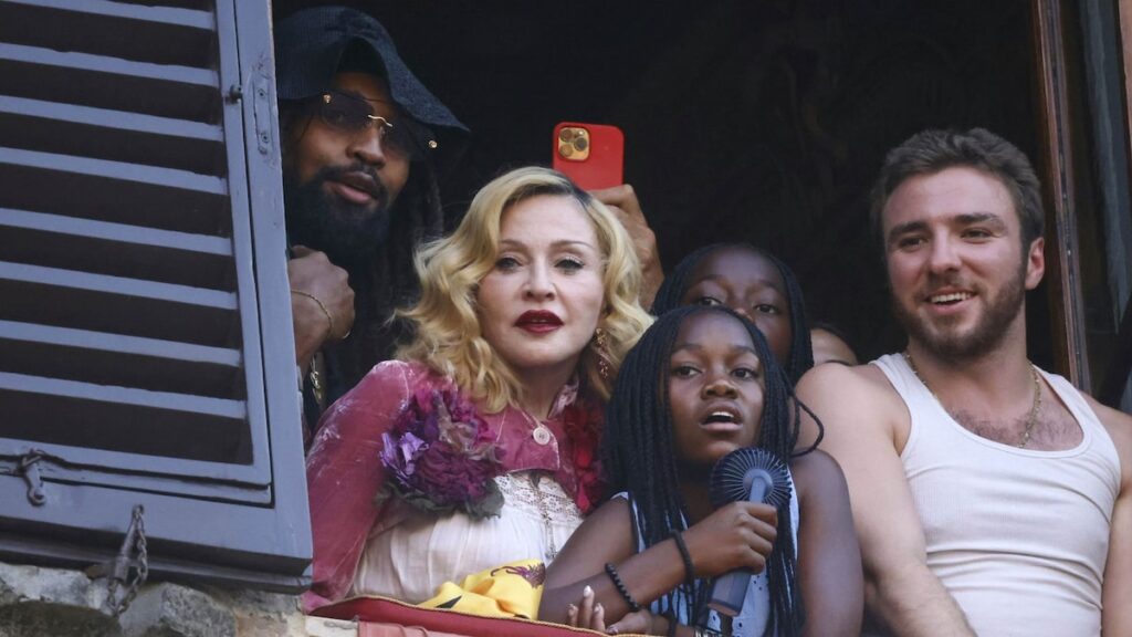 Madonna sorprende en Italia con una celebración de 67 cumpleaños de estilo medieval con sus hijos