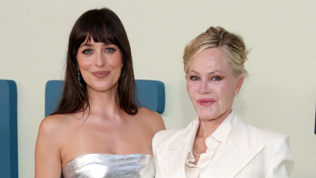 Dakota Johnson y Melanie Griffith llaman la atención sobre la alfombra roja por delante de la gran boda de Stella Banderas