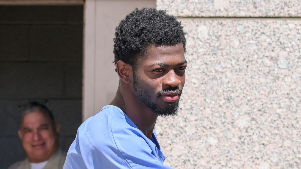 Lil Nas X contrata al ex abogado de Donald Trump y es liberado de la cárcel