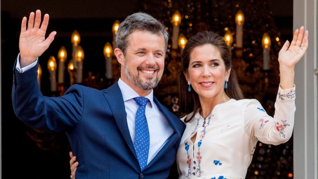 Frederik y Mary de Dinamarca disfrutan de las dunas que las vinculan con el rey Felipe y Letizia