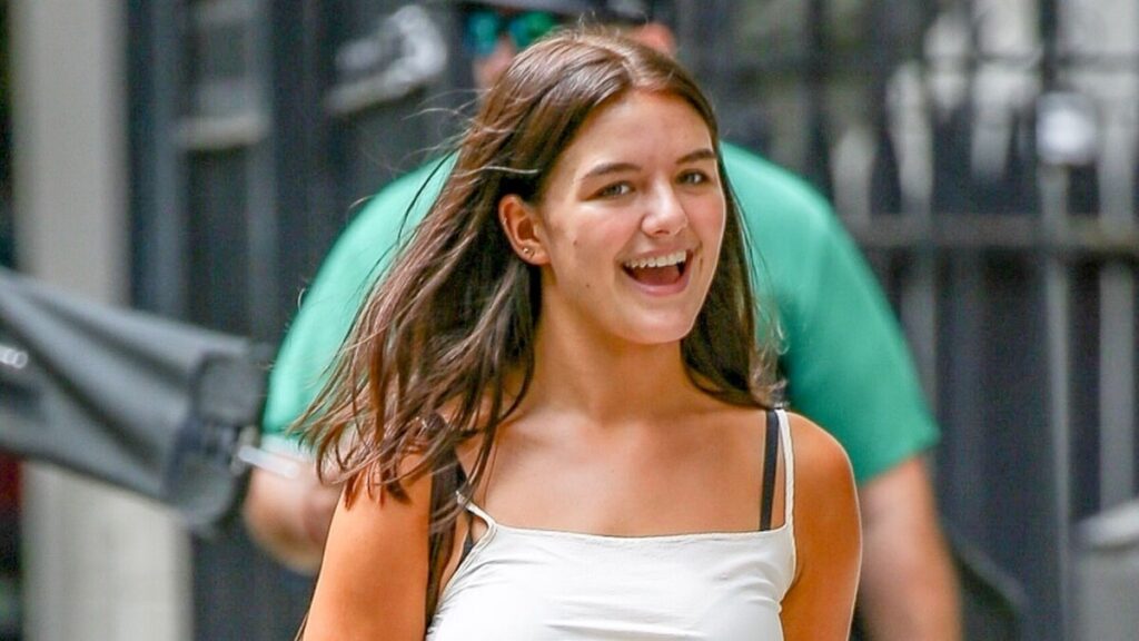 Suri Cruise se une a la madre Katie Holmes en la película ambientada semanas antes de comenzar su segundo año en la universidad