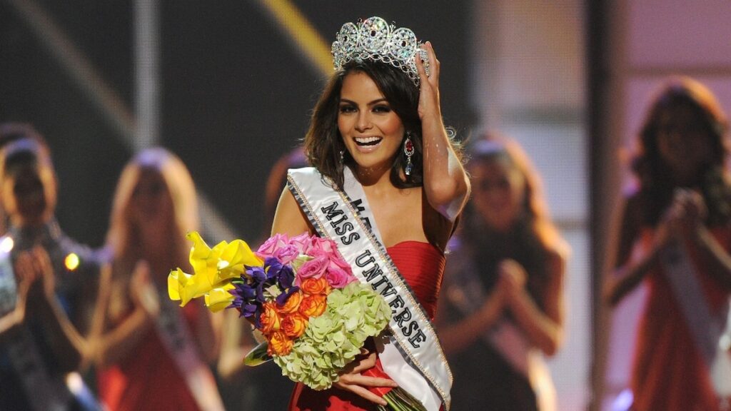 Miss Universo Ximena Navarrete celebra 15 años con niños