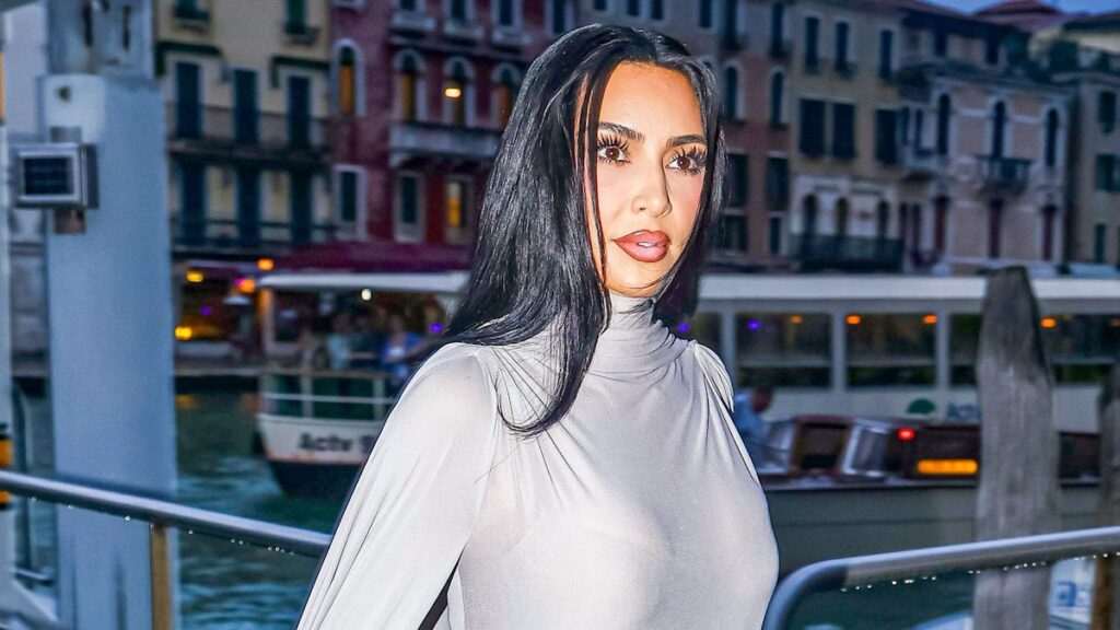 Kim Kardashian Channels Superhero Sheet Chic en el Festival de Cine de Venecia Kim Kardashian Channels Superhero Sheet Chic en el Festival de Cine de Venecia