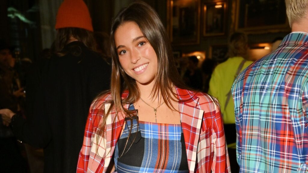 La hija de Kelly Ripa, Lola Consuelos, mezcla la minifalda rosa, los pantalones cortos de pecho de los sabuesos y el conjunto de gamuza en los últimos looks de verano