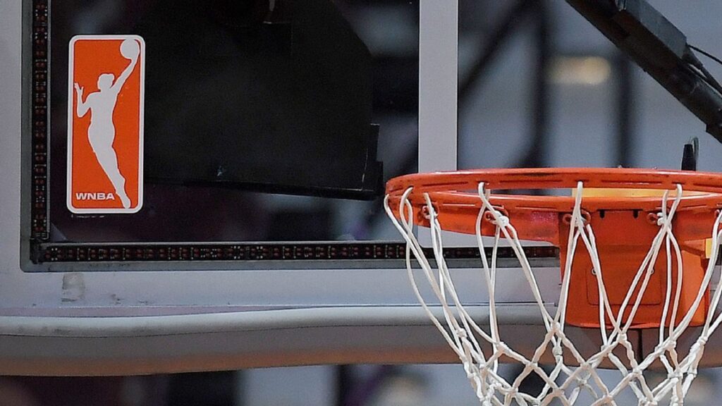 Arrestan un hombre por lanzar juguete sexual en juego del libertad