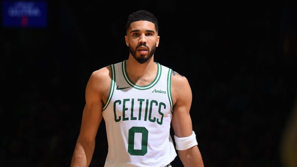 Jayson Tatum Asiste al Campamento de Los Patriots Sin Bota Ortopédica