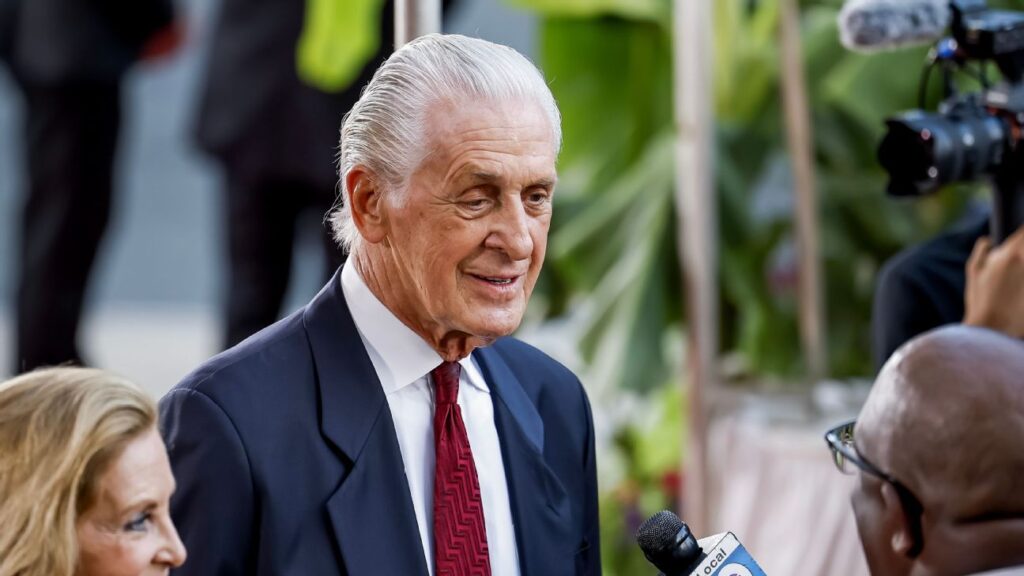 Los Lakers Honrarán Al Miembro del Salón de la Fama Pat Riley Con UNA Estatua El 22 de Febero