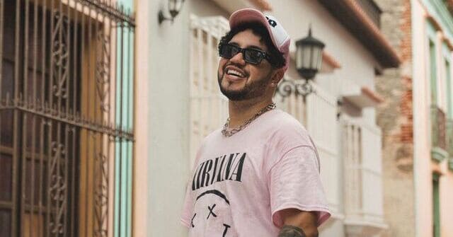 Reggi “El Auténnico” Asegura en Su Tema Que: “En El Mar Te Ves Mejor”